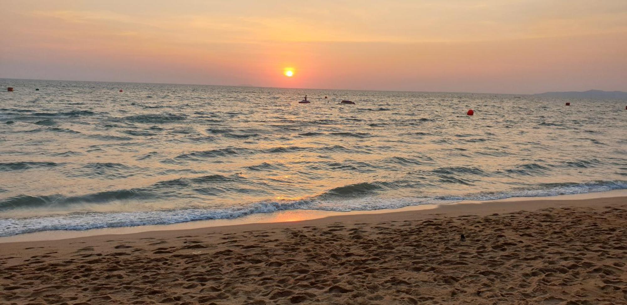 Dusit Grand Condo View Praia de Jomtien Exterior foto